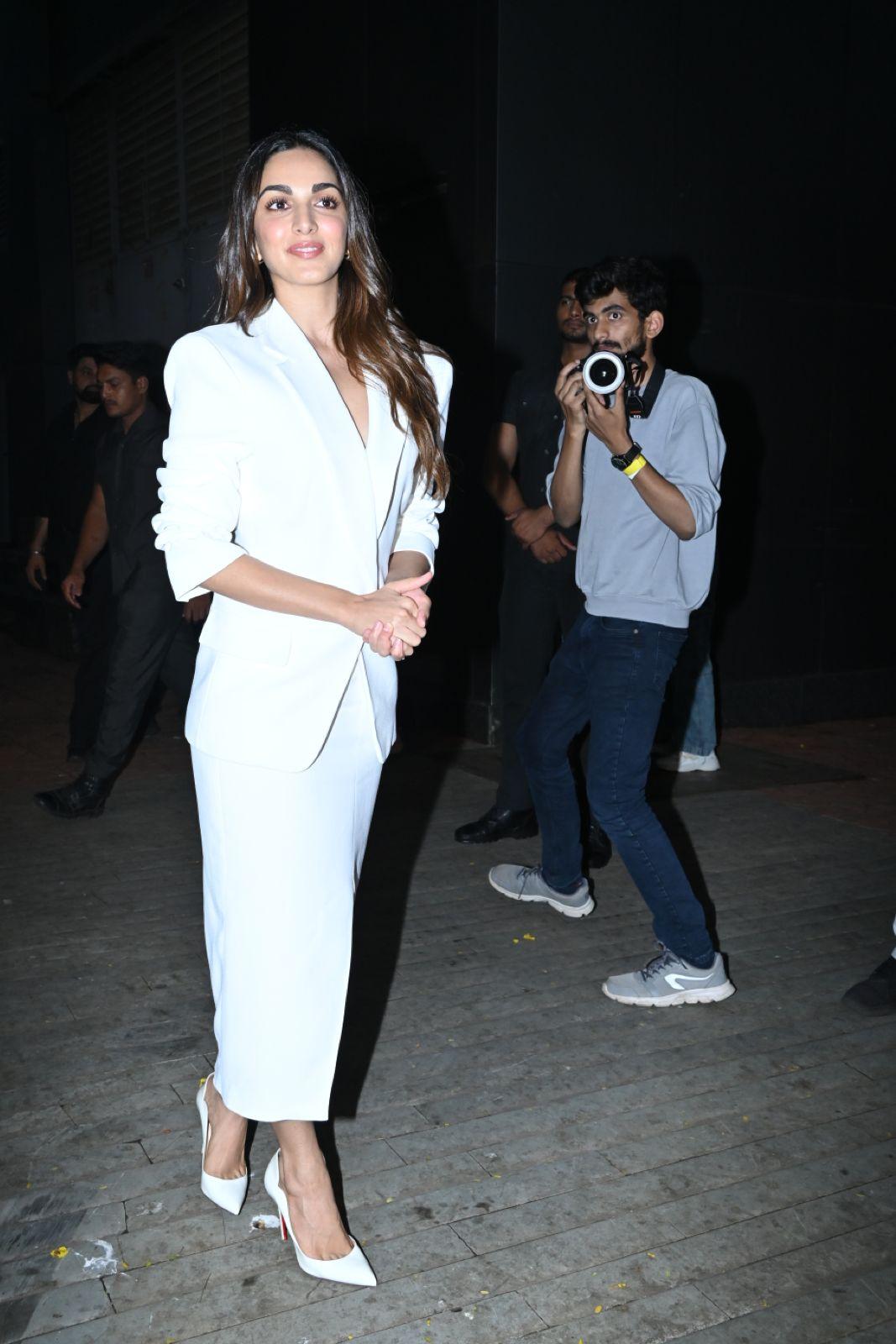 She looked effortlessly elegant and chic in a monotonous, all white skirt set and an infectious smile to top it all off